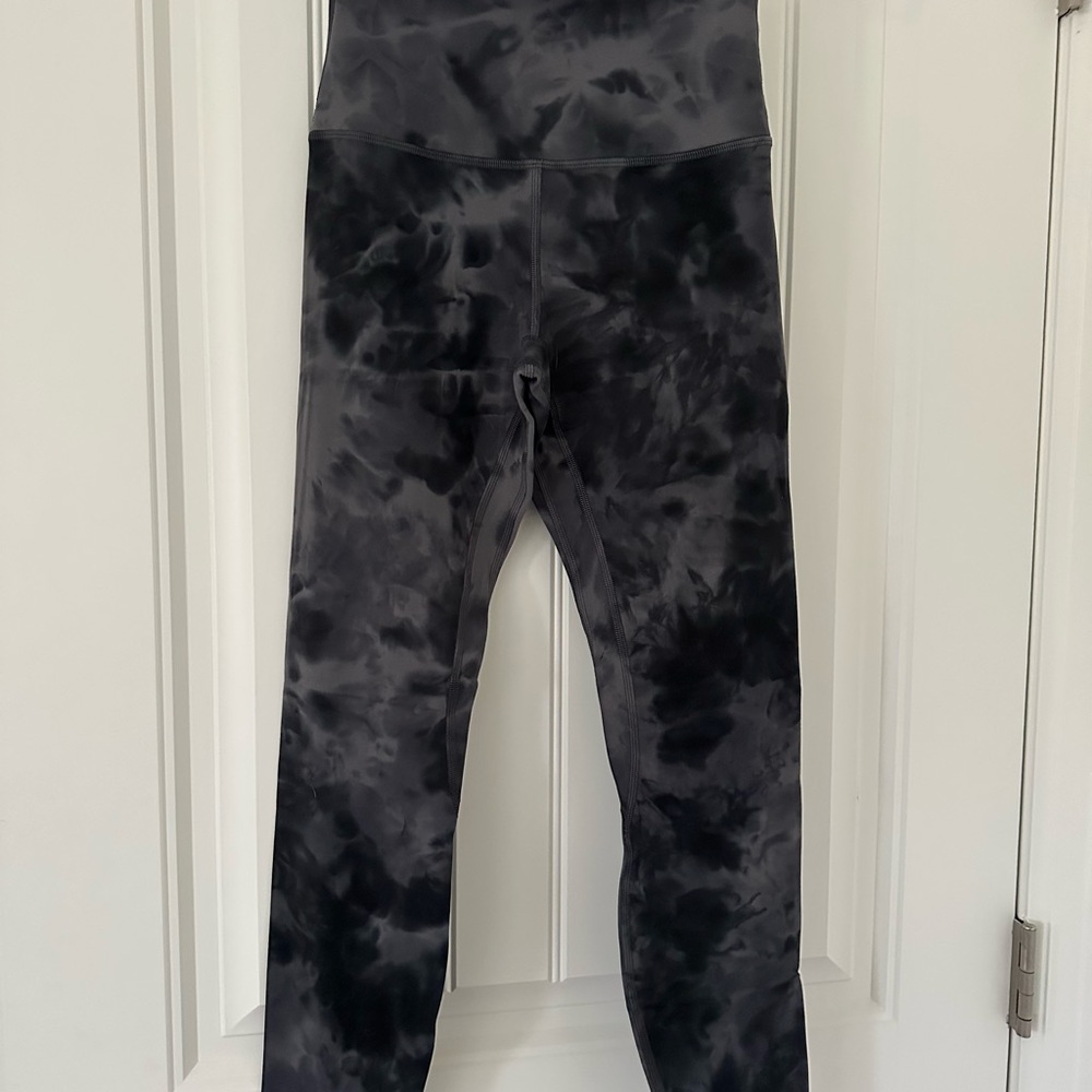 Lululemon Athletica Black and Gray Leggings for Versatile Comfort